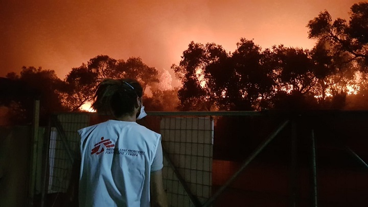 炎に包まれるキャンプを見つめるMSFスタッフ　© MSF/MÉDECINS SANS FRONTIÈRES (MSF)<br> 