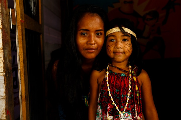 ブラジルで新たな生活を送るワラオ族のデイリス・ラモスさんと長女のウィレディちゃん　© Diego Baravelli/MSF