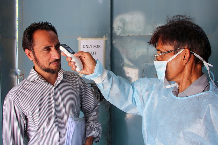 病院のエントランスでは、全ての来院者の検温を行っている　© MSF/Nasir Ghafoor