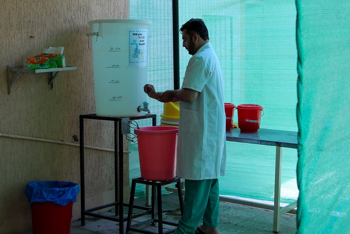 「女性の病院」内部には、感染対策としてスタッフが防護服の着脱を行うエリアが設けられた　© MSF/Nasir Ghafoor