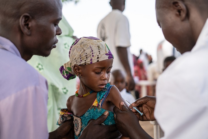 ワクチンは徹底した温度管理のもとでの運搬が必要だ　チャドではしかのワクチン接種を受ける4歳の子ども＝2019年　　© Juan Haro