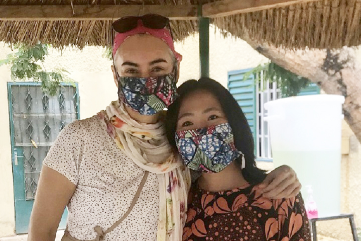 現地で製造したマスクを身に着ける小坂(右)と同僚のスタッフ © MSF