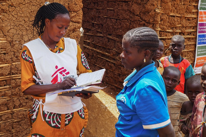避難民キャンプで医療援助を提供 逃れてきた人びとから話を聞くMSFスタッフ © MSF/Avra Fialas