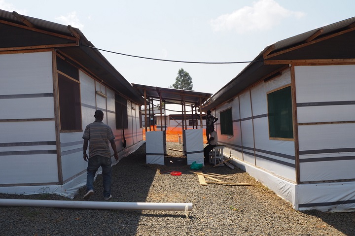 15床のベッドを備える新型コロナウイルス治療センター　© MSF/Avra Fialas