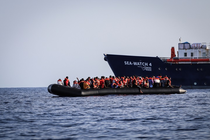 地中海を漂流し救助された人びと ボートには幼い子どもも乗っていた © MSF/Hannah Wallace Bowman