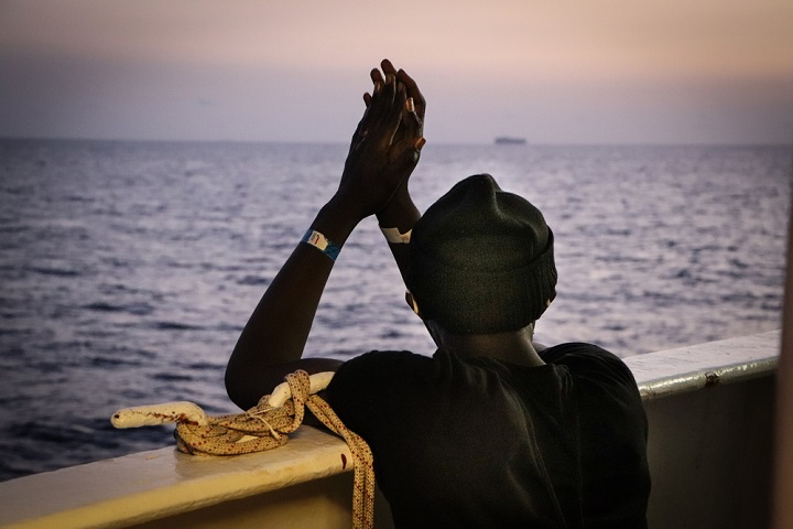 救助され、シーウォッチ4号の船上から地中海を見つめる男性　© Hannah Wallace Bowman/MSF