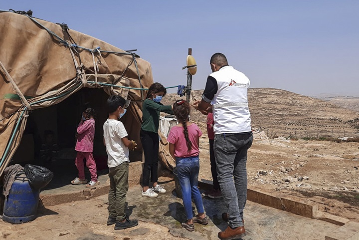 ヨルダン川西岸のヘブロン県で、子どもたちと健康促進活動を行うMSFスタッフ　© MSF