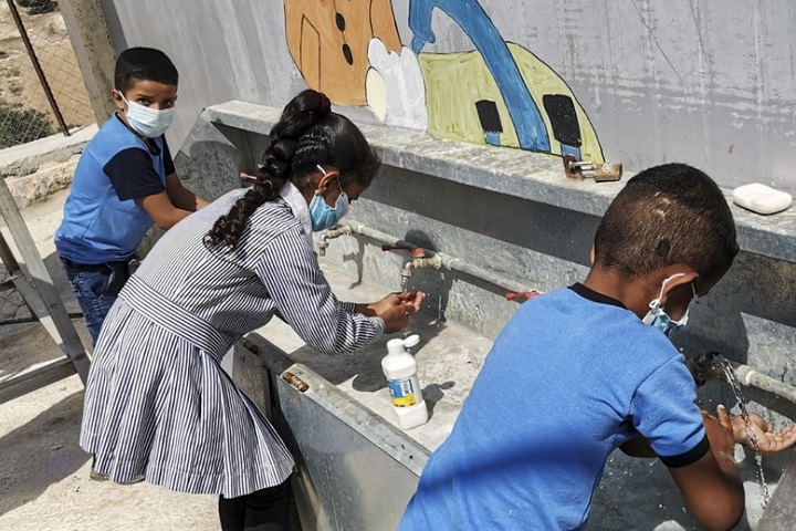 パレスチナ・ヨルダン川西岸にある村の学校で行われたMSFの健康教育。手洗いを実践する子どもたち　© MSF