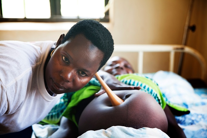 ラッパ型の聴診器でお腹の中にいる赤ちゃんの様子をうかがう<br> =2013年 © Anna Surinyach/MSF
