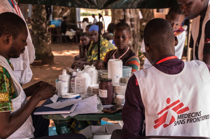 子どもを対象にした予防接種の準備をするスタッフ＝2018年　<br> © Philippe Carr/MSF
