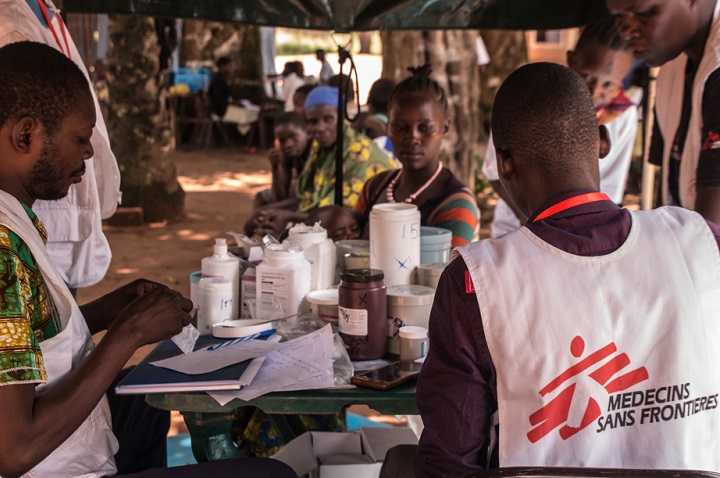 子どもを対象にした予防接種の準備をするスタッフ=2018年 <br> © Philippe Carr/MSF