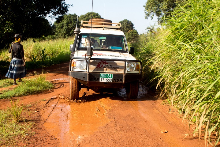 遠隔地の村へと向かう移動診療チーム。雨季には道路が冠水してしまうことも＝2018年　© Philippe Carr/MSF