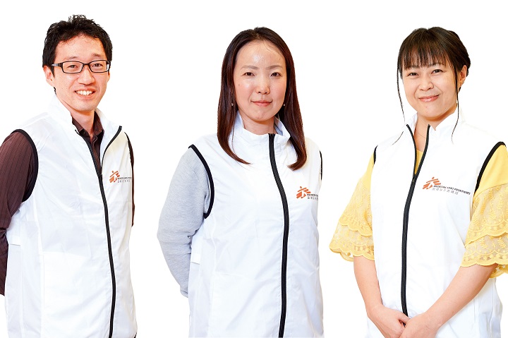左から外科医の関聡志、手術室看護師の白川優子、麻酔科医の佐藤聖子　© Masahiro Kato