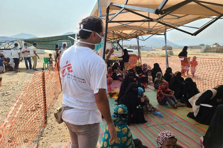 移動診療を訪れた人たち。待ち時間もソーシャルディスタンスの確保に努める © Nuha Haider/MSF