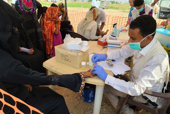 マラリアの検査を受ける女性。必要に応じて血糖値の測定や妊娠検査も行う　© Nuha Haider/MSF