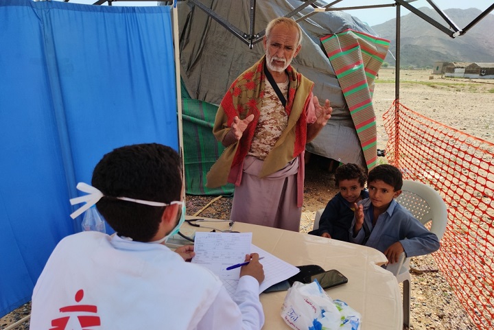 避難民キャンプで暮らす人びとの健康相談に応じるMSFの医療スタッフ © Tareq Farhan/MSF
