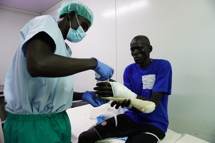 ベンティウ市の病院で治療を受けるジョングレイ州出身の男性(35歳) © Caterina Spissu/MSF