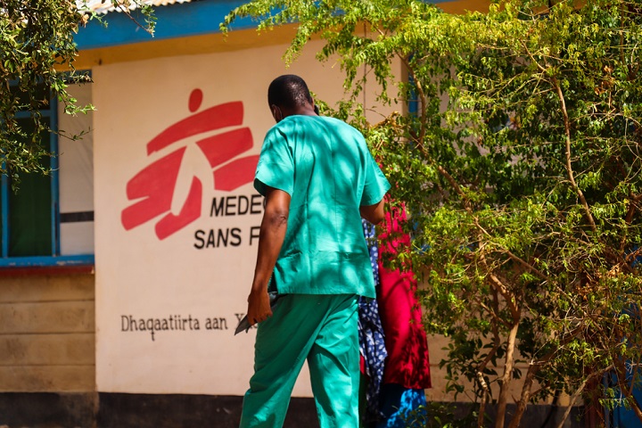 診療所を訪れた女性にスタッフがそっと付き添う　© MSF