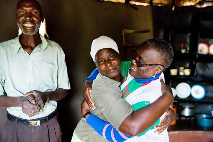 MSF看護師と抱き合う子宮頸がん患者（中央）。MSFの支援により子宮の摘出手術を受けられることになった＝2016年　© Melanie Wenger/COSMOS