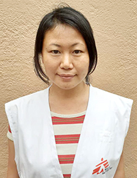 上西 里菜子<br> 2012年にMSFで活動を開始し、健康教育マネジャー、<br> 社会科学調査官、患者支援活動マネジャーなどを経験。<br> プロジェクト・コーディネーターは2018年の任地インド<br> ネシアに続き、今回で2度目 © MSF