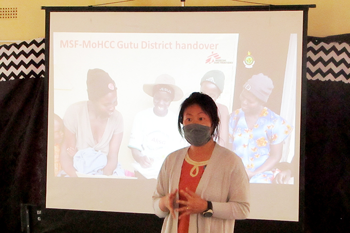 プロジェクトの保健省への引継ぎについて、地元のリーダーらに説明する上西　© MSF