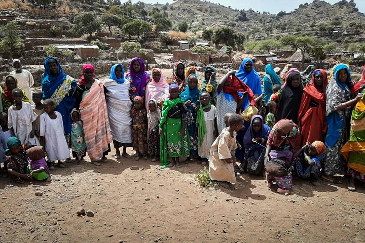 MSFチームの到着を歓迎するウモの女性と子どもたち © MSF