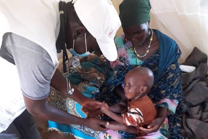 栄養失調の男の子(2歳)を診察するMSF救急医 © MSF