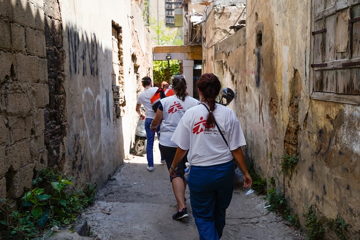 爆発事故後のベイルート市内で戸別訪問を行うMSFスタッフ　© Mohamad Cheblak/MSF