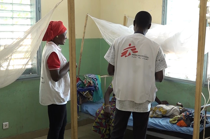 避難した女性と話をするMSFの心のケアチーム © Bado Yipo Vincent/MSF