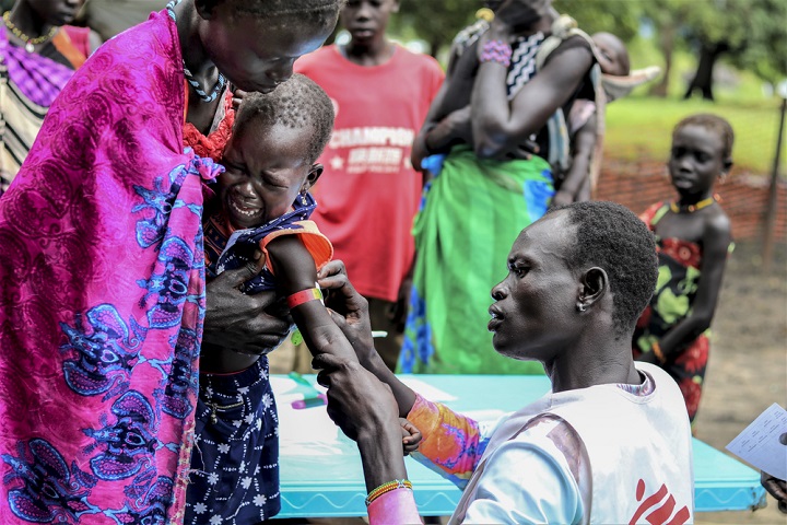 洪水の被災地で子どもの栄養失調を診断するMSFスタッフ　© Tetiana Gaviuk/MSF