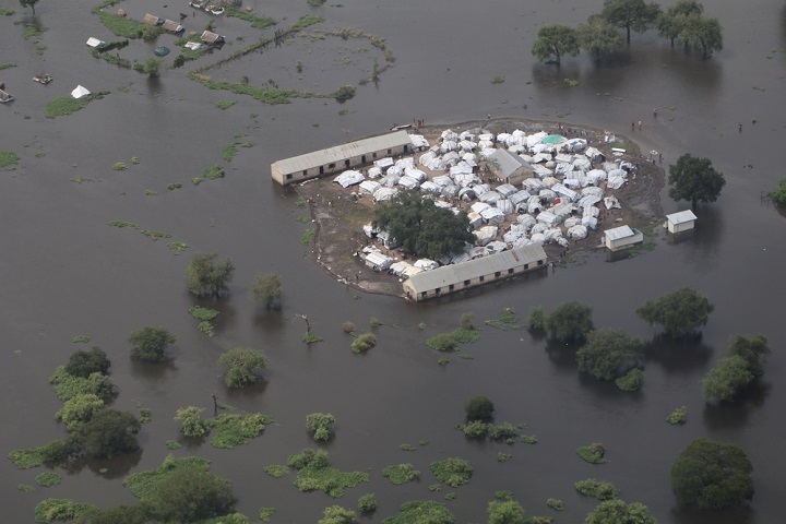 洪水により一面が水で覆われた大ピボール行政区の町　© MSF/Tetiana Gaviuk