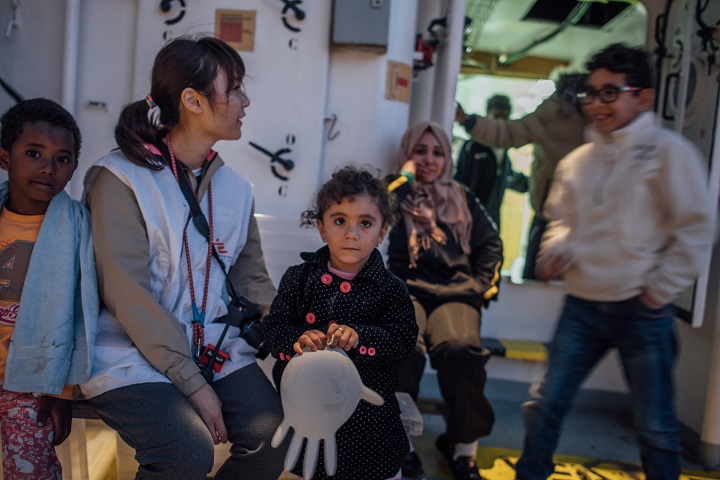 地中海を渡る人びとを捜索・救助する船内で　© SOS Mediterranee