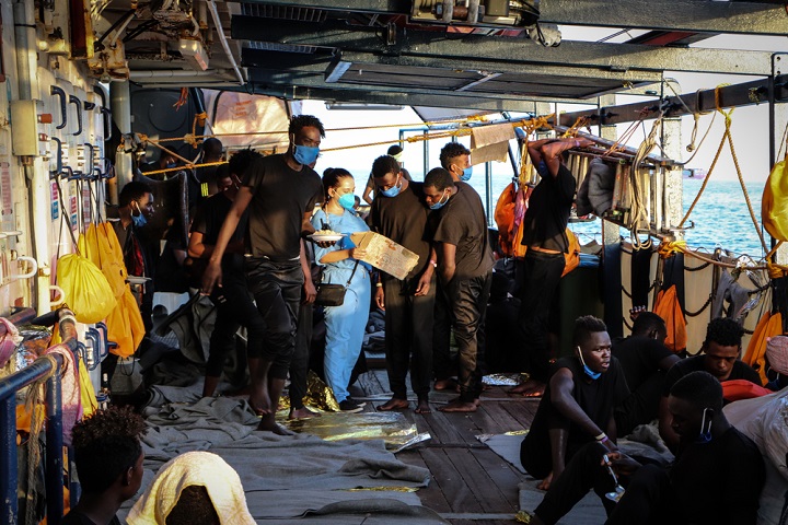 救助した人びとに話を聞く人道問題渉外担当アンジェロヴァ © MSF/Hannah Wallace Bowman