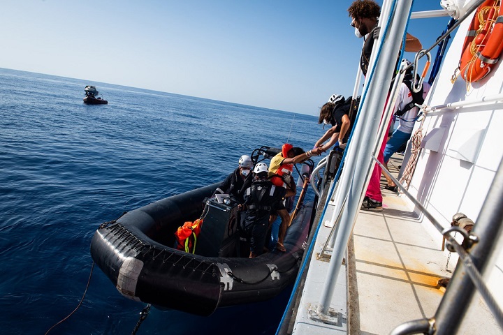 ゴムボートから救助船へと乗り移る避難民の男性　この後医師による健康観察が行われる　© Chris Grodotzki
