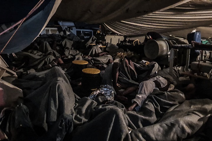 夜を迎えた船内 大勢の人が折り重なるようにして眠る © MSF/Hannah Wallace Bowman