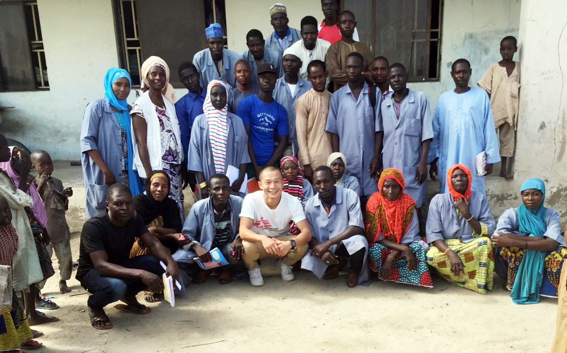 ナイジェリアの国内避難民キャンプにて、地域の保健スタッフたちと共に　© MSF
