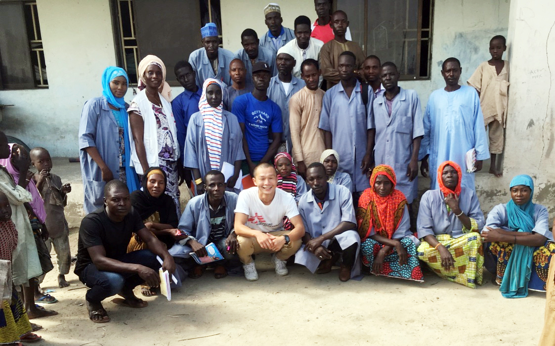ナイジェリアの国内避難民キャンプにて、地域の保健スタッフたちと共に © MSF