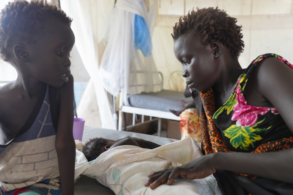 はしかの治療を受けた2人の子どもを見守る母親　© MSF/Andreea Campeanu