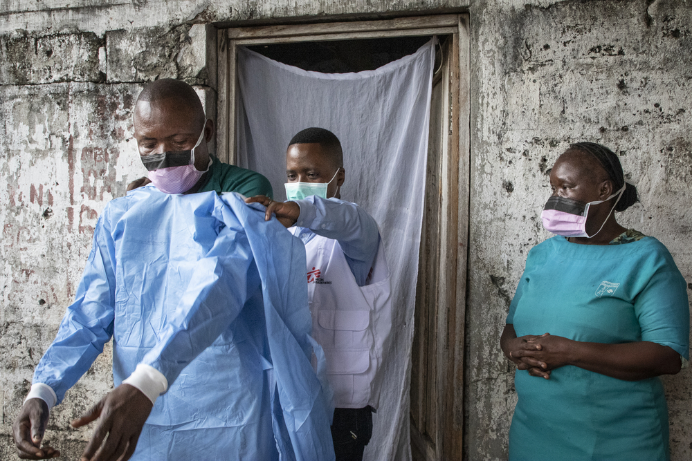個人用防護具を正しく身に着けることは、新型コロナウイルスと同様、エボラの感染予防に重要だ　© Caroline Thirion/MSF