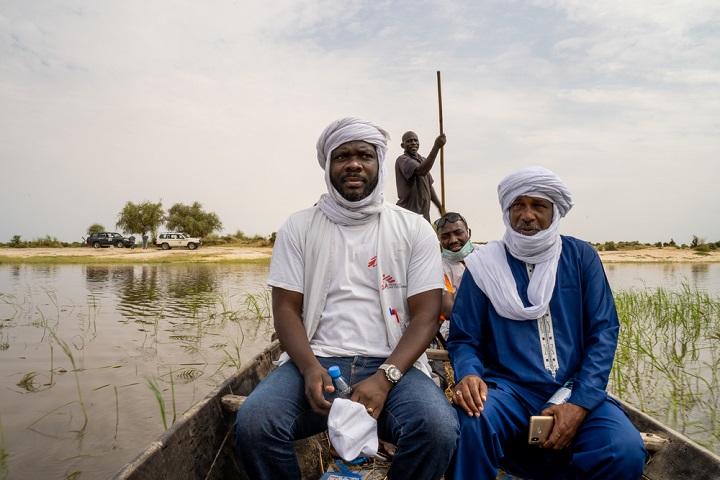 カヌーに乗ってへき地にある予防接種会場へ向かうMSFのチーム　© MSF/Mohamed Dayfour