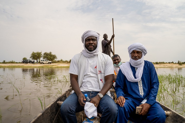 カヌーに乗ってへき地にある予防接種会場へ向かうMSFのチーム © MSF/Mohamed Dayfour