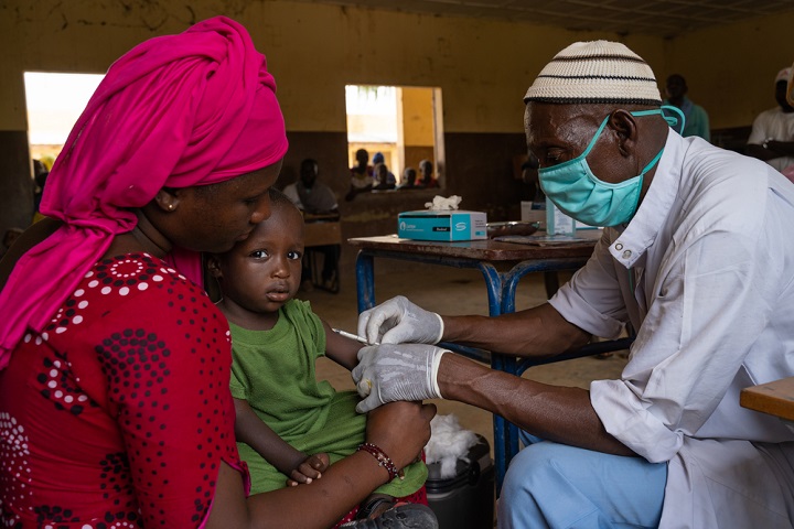 接種を受けるアマドゥ君と見守る母親のマリアムさん　© MSF/Mohamed Dayfour