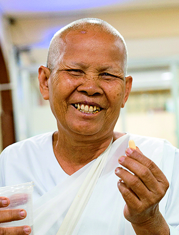 新薬を手に喜ぶ、カンボジアのC型肝炎患者。効果が上がり、治療時間も2分の1以下に　© Todd Brown