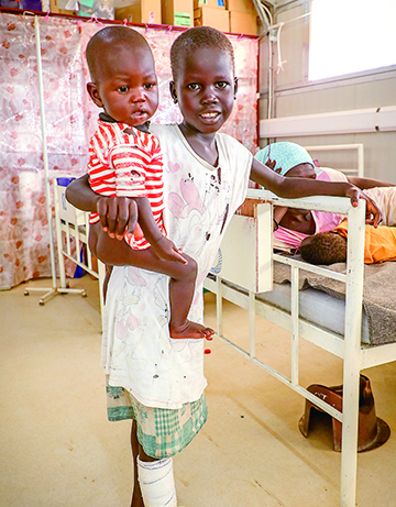 アフリカではヘビ毒による死者が多い。南スーダンのアルクちゃんは抗毒薬を使った治療で一命を取り留めた　© MSF