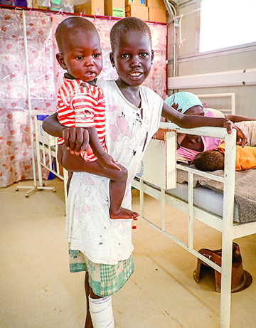 アフリカではヘビ毒による死者が多い。南スーダンのアルクちゃんは抗毒薬を使った治療で一命を取り留めた © MSF