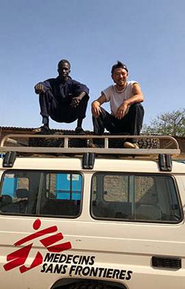 南スーダンでは「整備を教えてくれ！」とよく<br> 頼まれた。一日の終わりに現地スタッフと　© MSF