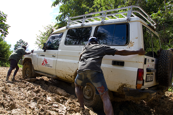 パプアニューギニアではぬかるみの中を進むことも　© Sean Brokenshire/MSF