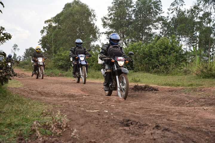 検体をバイクで運び、迅速な検査と結果通達につなげる　© Paul Odongo/MSF