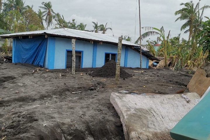 台風による土石流で土砂に埋もれた家屋　© MSF
