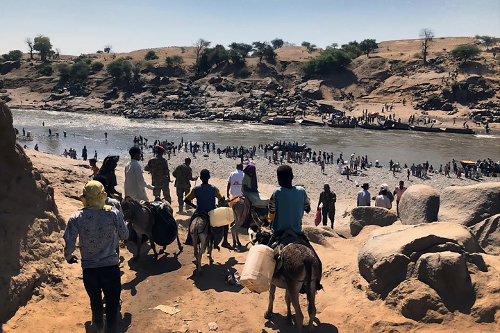 川を渡って対岸のスーダンを目指す　手にできる荷物はわずかだ　© Jason Rizzo/MSF